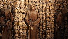 Visita guidata esclusive Catacombe dopo la chiusura con la cappella delle ossa