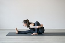 Lezione privata di Bikram yoga livello intermedio in presenza