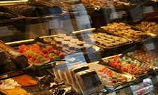 Passeggiata a Budapest tra negozi di dolci e caffè