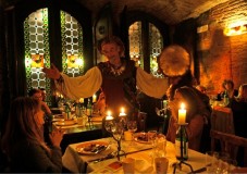 Tour guidato medievale e cena di 3 portate