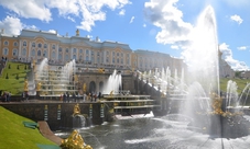 From St Petersburg: Peterhof Grand Palace and Park VIP admission with tour