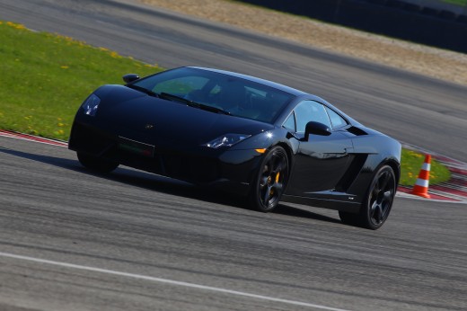 Guida in pista su Ferrari o Lamborghini al Circuito Internazionale di Viterbo