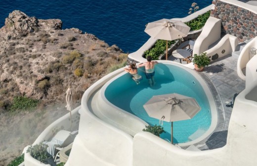 Viaggio Regalo Santorini per Due: Volo + Hotel e Tramonto nell'Egeo