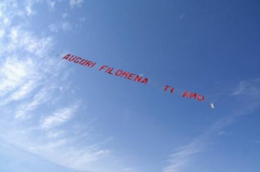 Areo con Scritta: Striscione con Dedica in Cielo