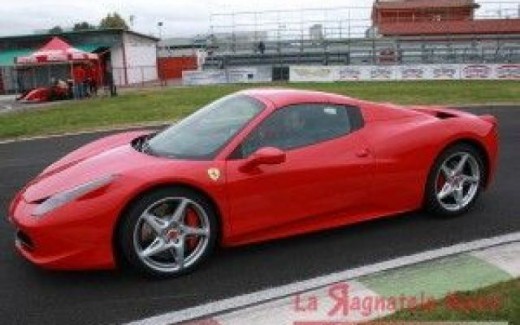 Giro da pilota su una Ferrari 458