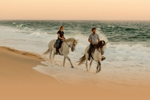 Passeggiata a cavallo per due sulle spiaggie del Portogallo