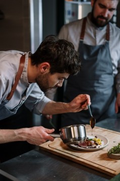 Corso di cucina con uno chef professionista
