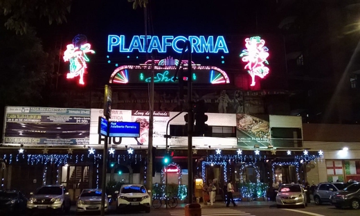 Plataforma carnival show with optional barbecue dinner