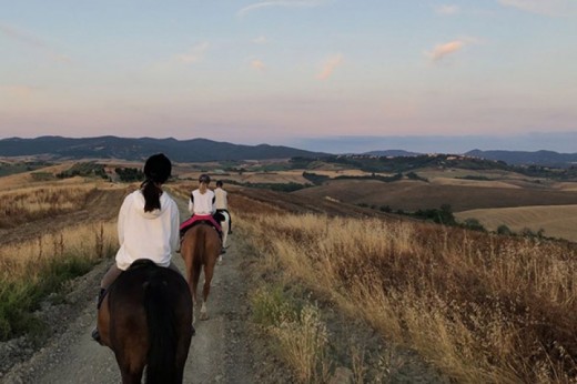 Passeggiata a Cavallo e Aperitivo al Tramonto in Toscana