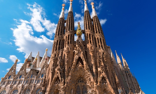 Sagrada Familia, Palau Güell and La Pedrera fast track tickets with lunch