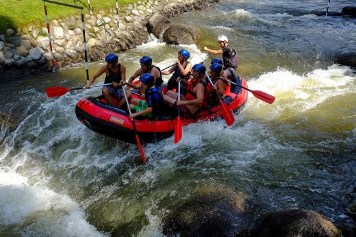 Lezione e discesa di rafting