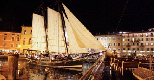 Crociera Serale con Spettacolo Pirotecnico, Drink, Buffet e Musica Live