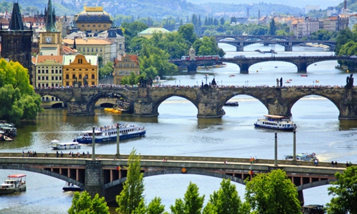 Tour di Praga su autobus sali e scendi e tour in barca