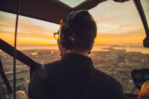 Esperienza di volo in aereo lungo la costa della Sardegna.