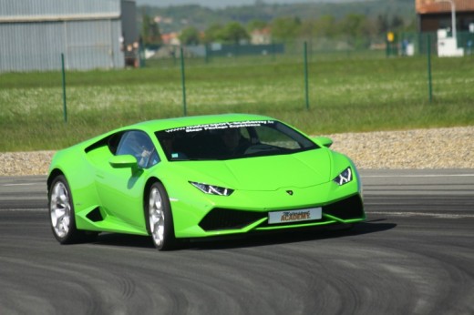 Giro in pista su una Lamborghini Hurácan Avio