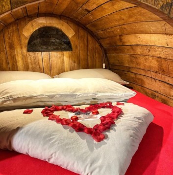 Soggiorno Weekend in una Botte per 2 Persone con Colazione