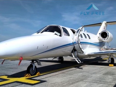 Fuga nel Cielo per Due: Esclusiva Esperienza in Jet Citation I