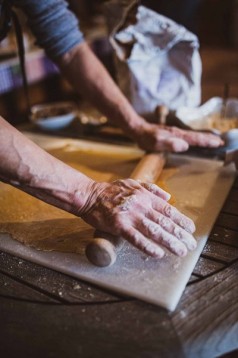 Visita al mercato,  corso di cucina e pranzo o cena a casa di una Cesarina a Bologna