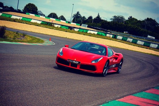 Due giri in pista con Ferrari F8 Tributo 