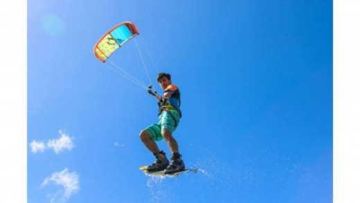 Noleggio attrezzatura Kitesurf per un giorno & soggiorno 1 notte