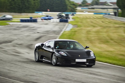 Guida in pista una Ferrari 458