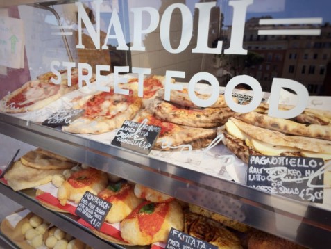 Tour guidato del cibo di strada a Napoli con visita a San Domenico Maggiore