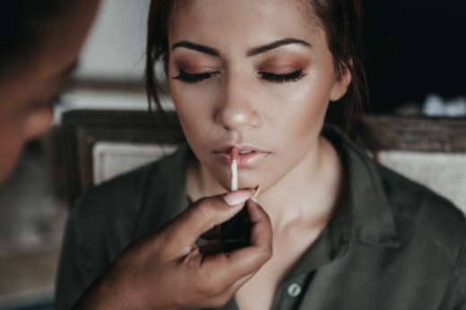 Lezione di Trucco in Coppia Sopracciglia e Labbra Perfette 