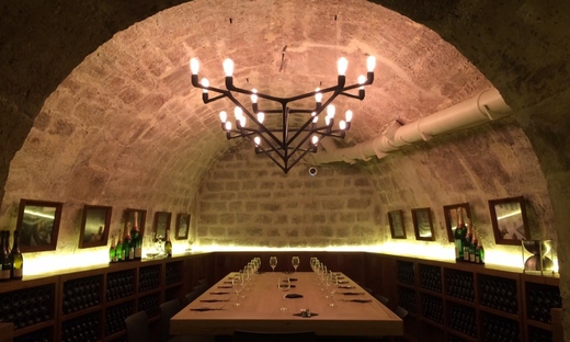 Visita al Louvre e tour di degustazione guidato in una cantina parigina con imbottigliamento ed etichettatura personalizzata