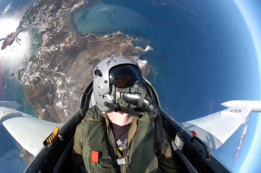 Ritratto di un pilota nel casco si trova nella cabina di pilotaggio di un  aereo da caccia