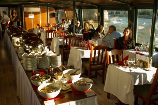 Crociera con cena e spettacolo folcloristico a Budapest