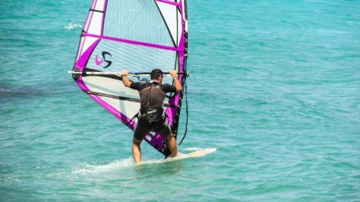 Corso introduttivo di windsurf a Tarquinia Lido (VT).
