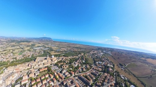 AvioAperitivo di Coppia con Volo 35 Minuti e Camera 360°: Ali sul Conero