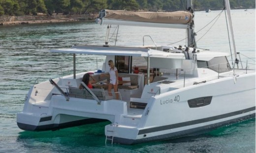 Catamarano a vela tra Sardegna e Corsica