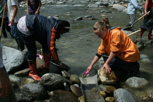 Ricerca dell'oro con barbecue sul fiume