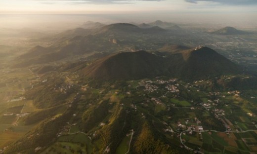 Volo Panoramico dal Parco Naturale dei Colli Euganei per 3 Persone