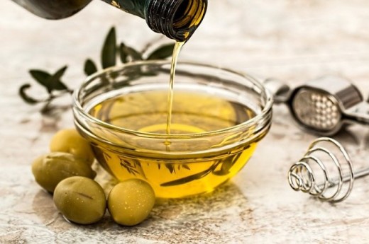 Raccolta delle olive con i produttori locali