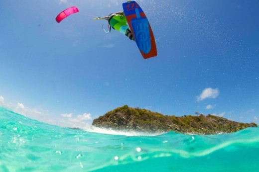 Sessione di kitesurf nella provincia di Brindisi.