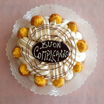 Torta Duomo con Cannoncini e Meringhette | Un&#39;armoniosa Fusione di Gusti