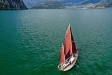 Degustazione in barca sul Lago d'Iseo con somelier