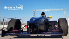 Corso di guida sportiva su una formula 4