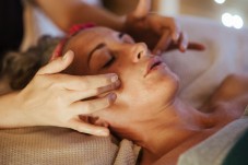 Regala un Massaggio nutriente al viso di 50 minuti