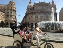 Famiglia in risciò a Genova