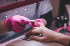 Manicure e massaggio mani a Napoli