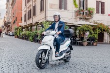 Noleggia uno scooter 125cc e goditi Milano