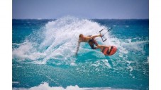 Sessione di kitesurf nella provincia di Brindisi.