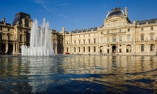 Visita al Louvre e tour di degustazione guidato in una cantina parigina con imbottigliamento ed etichettatura personalizzata