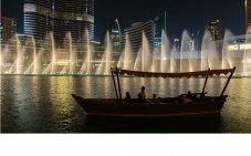 Lo spettacolo di fontane di Dubai e il giro in barca in barca tradizionale