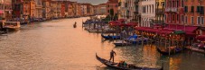 Innamorarsi a Venezia: giro in gondola e cena romantica