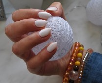 Manicure o pedicure presso un salone di Milano