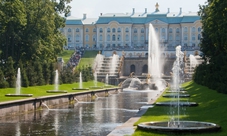 From St Petersburg: Peterhof Grand Palace and Park VIP admission with tour